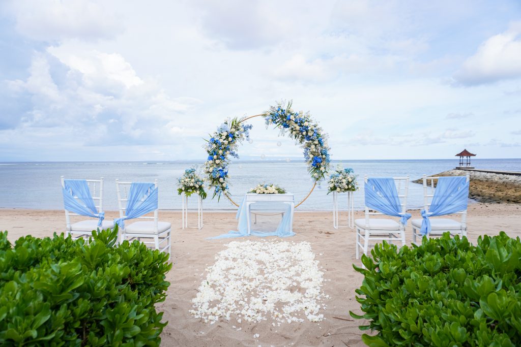 Hotel-Nikko-Bali-Benoa-Beach-wedding-ceremony-couple