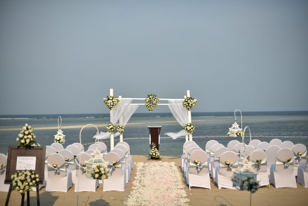 Hotel-Nikko-Bali-Benoa-Beach-wedding-ceremony-decor-beach